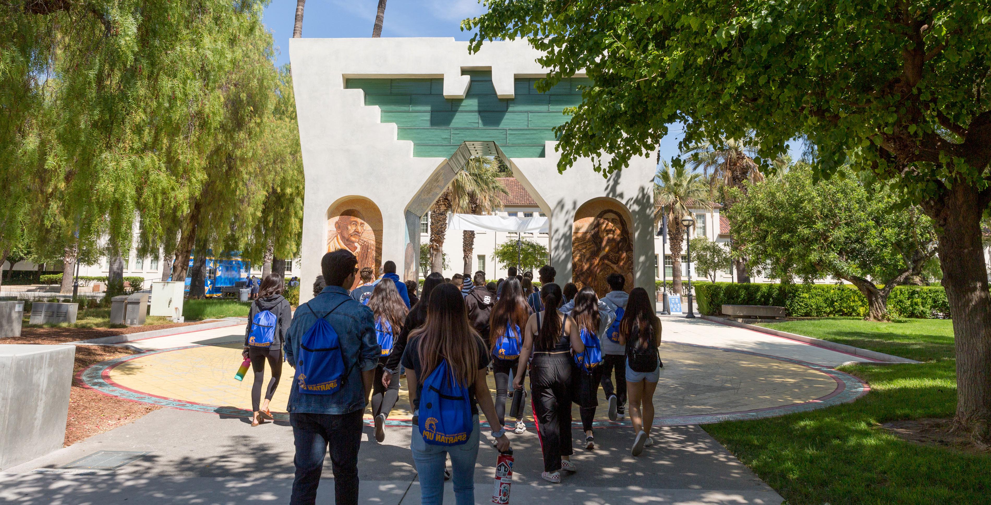 Students walking through the Cesar Chavez monument on the 十大菠菜软件 campus.